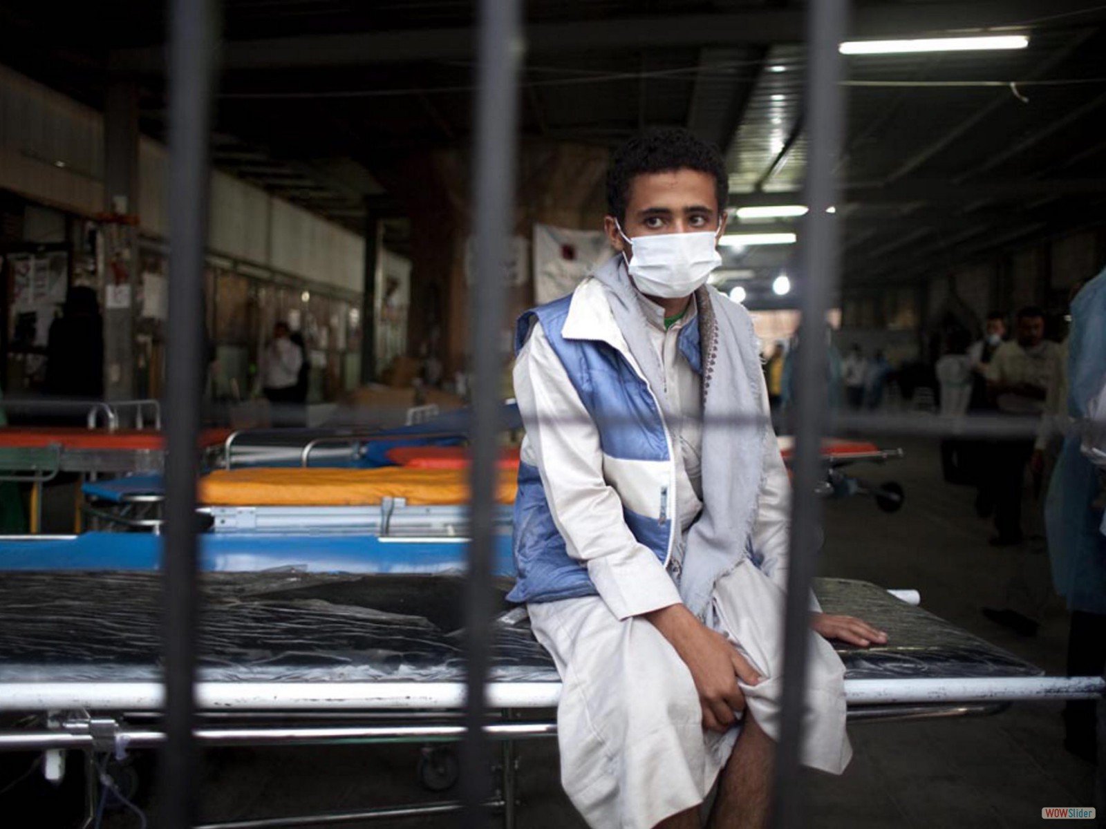 Infirmiers, médecins, étudiants et volontaires se préparent à l’arrivée des blessés après la manifestation sur la place du Changement, épicentre de la contestation yéménite.
<br><b><i>
Nurses, doctors, students and volunteers preparing for the injured to be brought in after the demonstration on Change Square, the focal point of the protest movement in Yemen.
</i></b>
