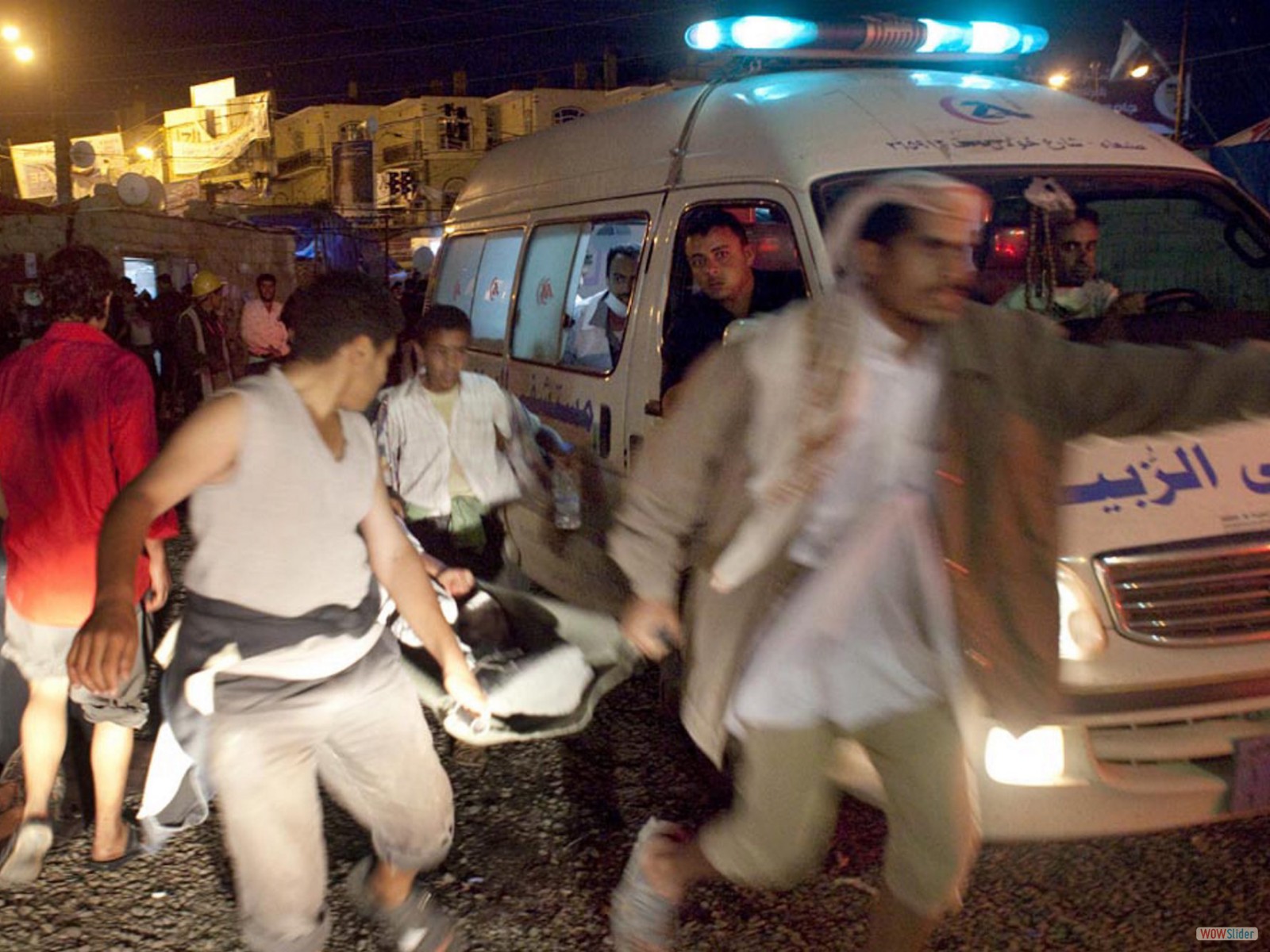 Les morts et les blessés, transportés en ambulance, à moto ou en voiture, affluent dans cette mosquée convertie en dispensaire, sur la place du Changement.
<br><b><i>

The injured, brought in by ambulance, car or motorcycle, and the dead are taken to the mosque on Change Square which is now operating as a first aid center.
</i></b>
