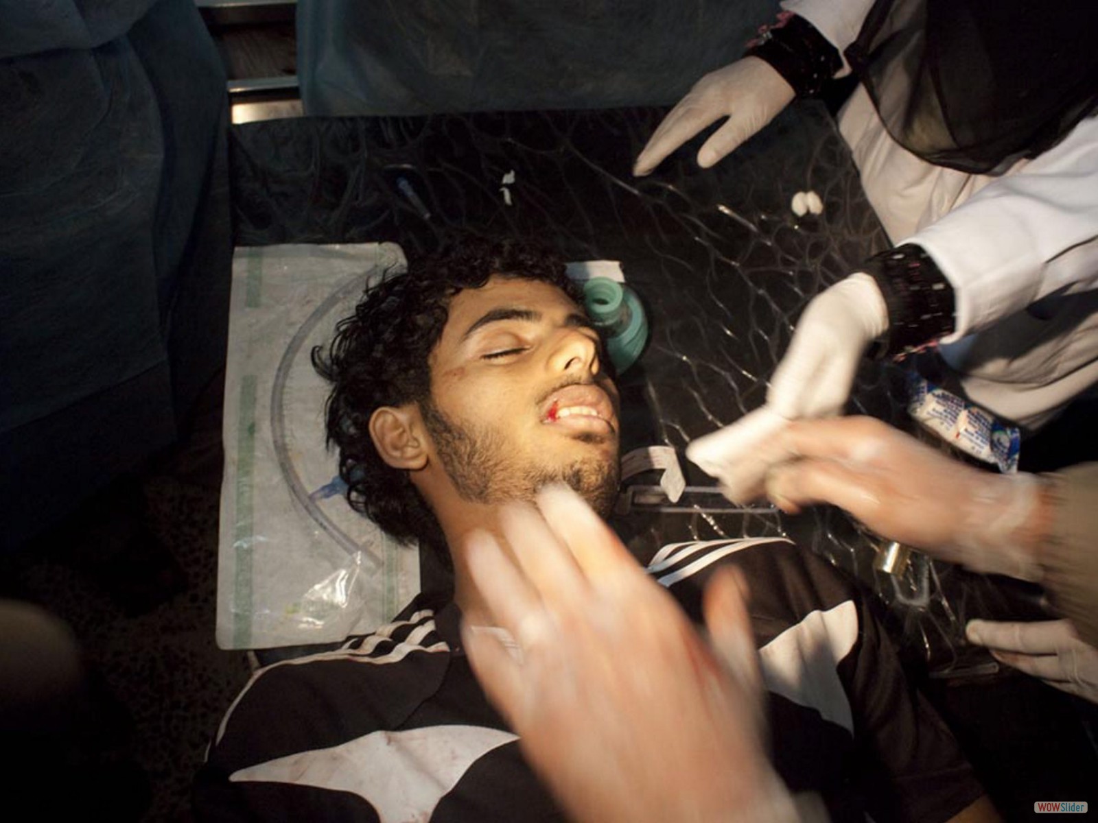 Un jeune manifestant entre la vie et la mort, après avoir été blessé par balle lors des affrontements entre forces du pouvoir et opposants.
<br><b><i>

A young demonstrator wavering between life and death, after being wounded in shooting between government and opposition forces.
</i></b>

