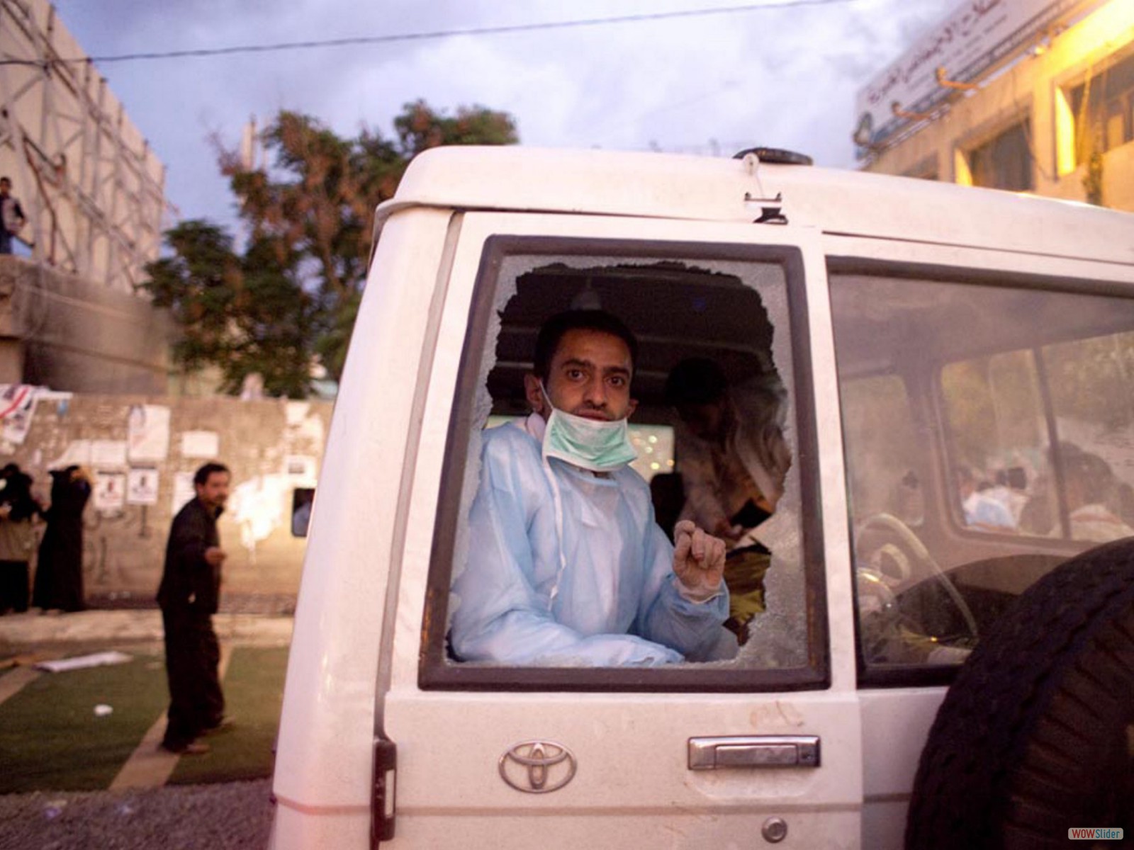 Les ambulances prennent de gros risques et peuvent être victimes de balles perdues destinées aux opposants au cours des affrontements.
<br><b><i>

Ambulances are at risk and can be hit by stray bullets aimed at demonstrators during clashes.
</i></b>
