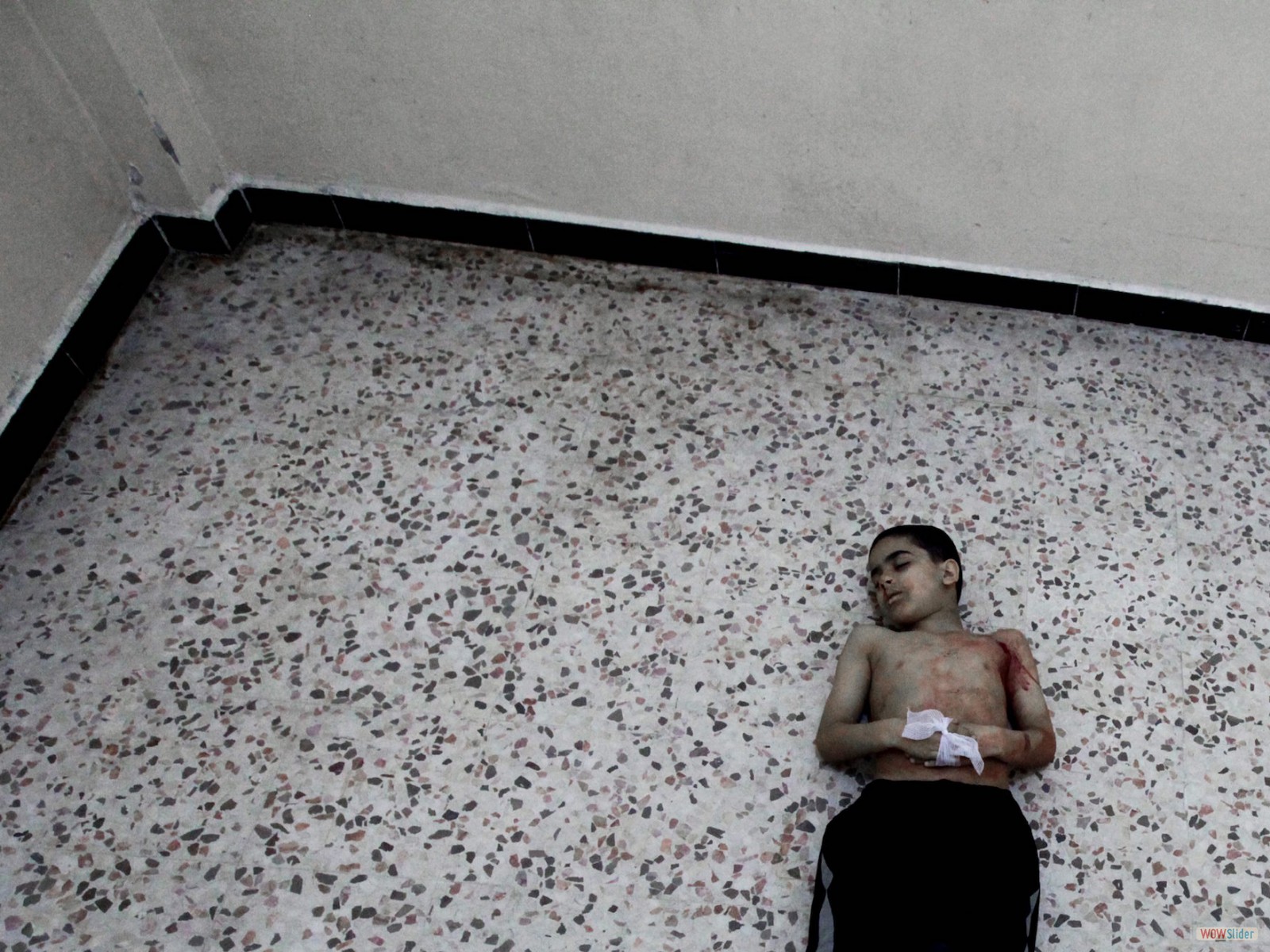 Quartier de Bayada, janvier 2012. Taha, 10 ans, a été tué par le tir d’un sniper embusqué sur le toit de la poste du quartier. Taha était avec sa mère et ses frères et sœurs lorsque le taxi qui les transportait a été pris pour cible. La jeune sœur de Taha, 5 ans, a été blessée à l’épaule.
<br><b><i>

Bayada neighborhood, January 2012. 
Taha (10) was shot dead by a sniper on the roof of the local post office. Taha was in a taxi with his mother, brothers and sisters when their vehicle was targeted. His sister, Taha (5) was shot in the shoulder. </i></b>
