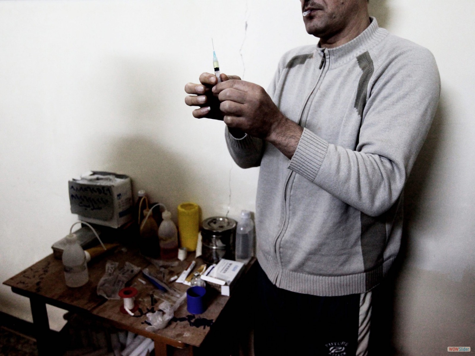 Syrie, Homs. Quartier de Karm al-Zaytoun, janvier 2012.
Les infirmiers, débordés, manquent cruellement de moyens. Ils acceptent de me laisser photographier à condition de ne pas laisser apparaître leurs visages.
<br><b><i>

Karm al-Zaytoun neighborhood, January 2012.
Overworked nurses with very little medical equipment. They agreed to be photographed, but not their faces. </i></b>

