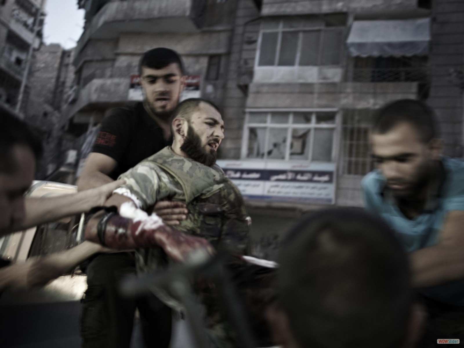 Un combattant de l’ASL, blessé sur un des fronts de la ville, est évacué en urgence vers un hôpital de campagne.
<br><i><b>

A Free Syrian Army fighter wounded on one of the frontlines in the city is rushed to a field hospital.
</b></i><br><i>© Sebastiano Tomada - Sipa Press - 2013</i>
