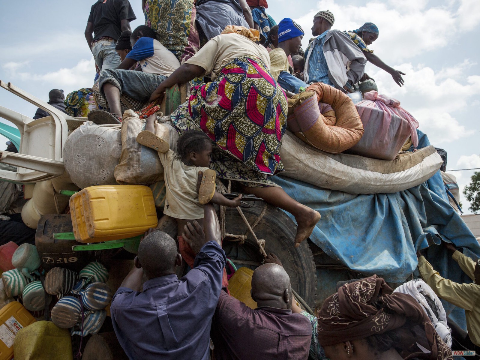 Des musulmans grimpent sur le toit d’un camion, espérant fuir l’enclave de PK-5 à Bangui où ils sont assiégés depuis plusieurs mois par des anti-balaka. Pour des raisons de sécurité, le camion ne partira pas.
<br><i><b>
Muslims climbing onto a truck, hoping to leave the PK-5 neighborhood in Bangui where the anti-Balaka had kept them under siege for months. The truck could not proceed, as it was unsafe.
</b></i>
