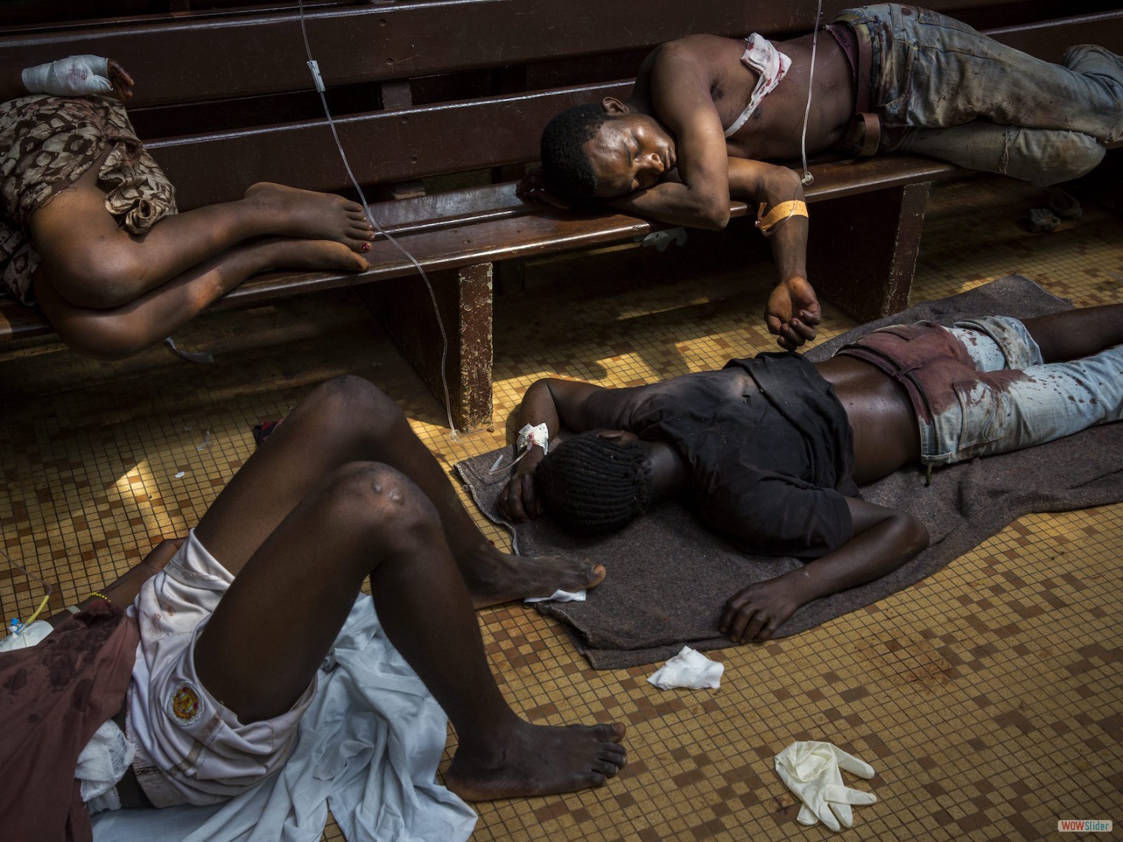 Des blessés sont étendus sur le sol à l’hôpital communautaire de Bangui lors des violences du 5 décembre 2013 pendant lesquelles les anti-balaka ont tenté de reprendre la ville. <br><i><b>


At Bangui Community Hospital, the people lying on the floor were wounded in the violence when anti-Balaka militia attempted to regain control of the city on December 5, 2013.
</b></i>
