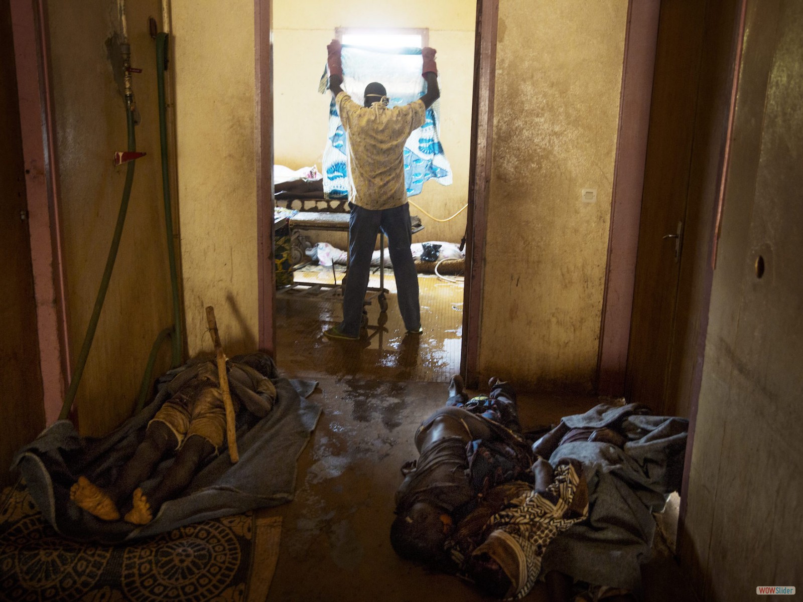 Un homme prépare des corps pour l’inhumation à la morgue de l’hôpital communautaire de Bangui où se trouvent plusieurs dizaines de victimes, toutes chrétiennes, tuées par la Séléka lors des violences du 5 décembre 2013.
<br><i><b>

Bangui Community Hospital morgue: a man preparing bodies for burial. Dozens of victims, all Christians, had been killed by Seleka forces in the violence on December 5, 2013.
</b></i>
