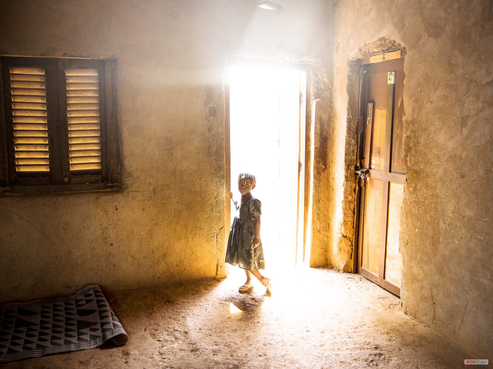 Cette petite fille vient de perdre un membre de sa famille, Fleury Domana, 21 ans, tuée deux jours plus tôt par une grenade lancée par un membre de la Séléka.
<br><i><b>

During a ceremony for Fleury Domana (21) two days after she was killed by a Seleka grenade.
