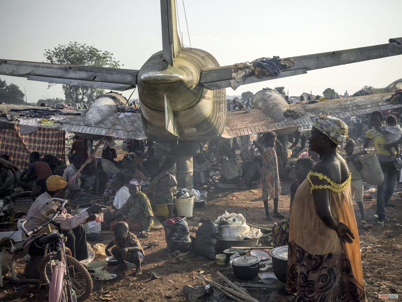 Près de 100 000 déplacés ayant fui les violences s’entassent à l’aéroport M’Poko de Bangui où est basée l’armée française. Les conditions sanitaires sont désastreuses et l’accès à la nourriture, à l’eau et aux soins quasi inexistant.
<br><i><b>

Nearly 100 000 people fled the violence and became displaced persons crowding into M’Poko airport in Bangui where the French troops are based. There is no proper sanitation or hygiene, and almost no access to food, water or medical care.
</b></i>
