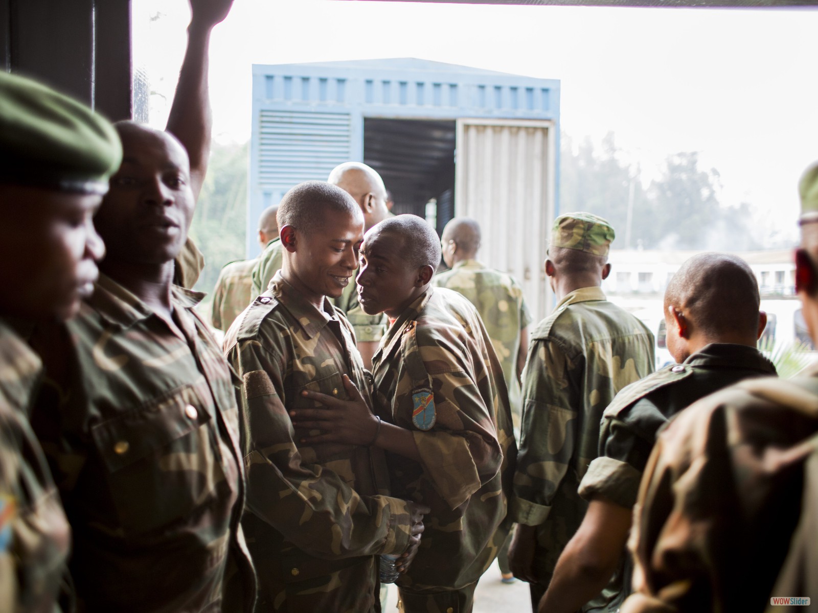 Les vingt-cinq sous-officiers accusés et placés en garde à vue remontent dans le fourgon à la fin de la journée. Douze officiers ont été inculpés sans être placés en garde à vue.
<br><i><b>
The twenty-five lower-ranking soldiers accused and held in custody getting into a truck at the end of the day. Twelve senior officers were charged but not held in custody.</b></i>
