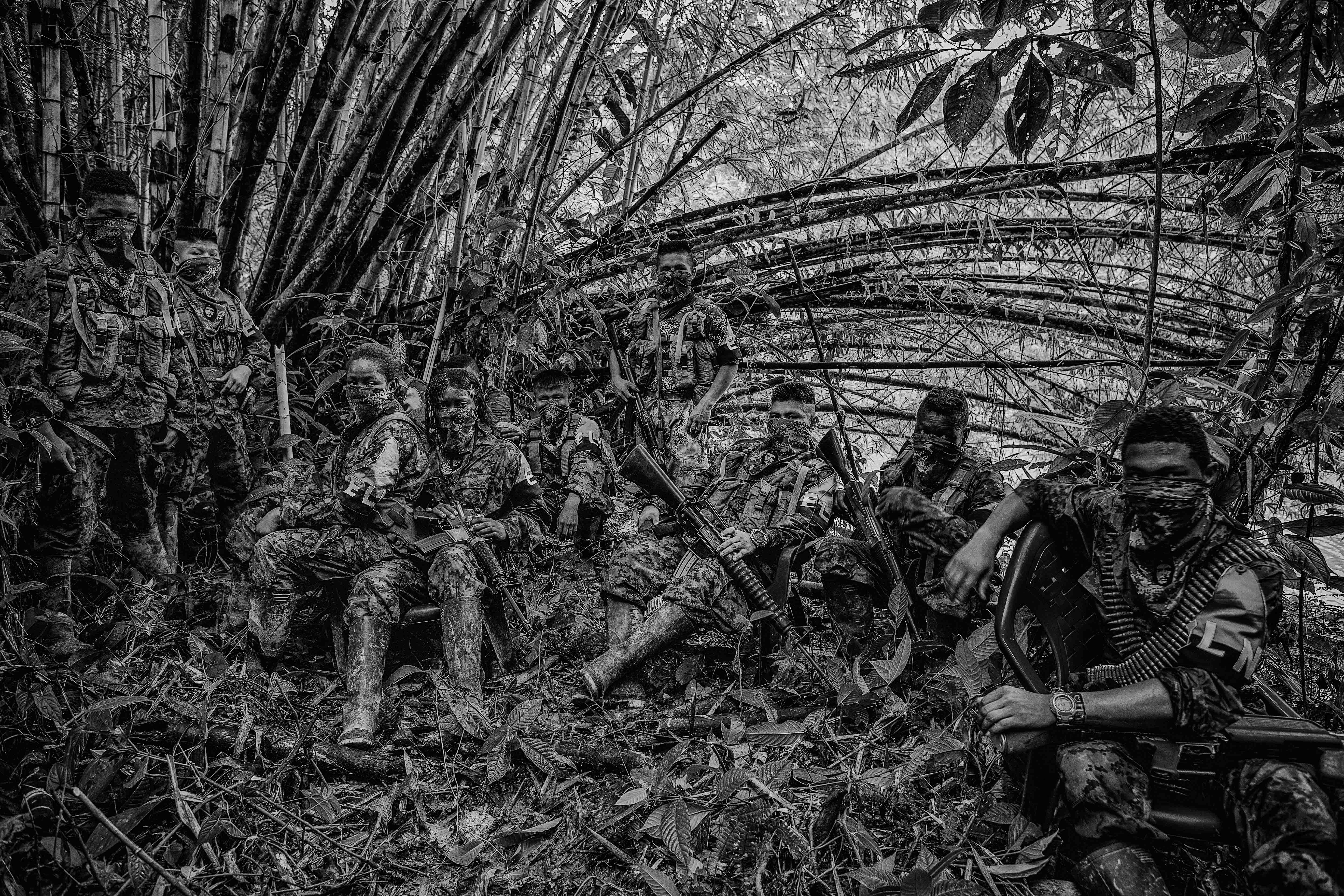 Des membres de l’ELN (Ejercito de Liberación Nacional), l’Armée de libération nationale, s’entraînent dans leur camp. Le front Che Guevara patrouille le long de la côte, une zone stratégique pour les exportations de cocaïne via l’océan Pacifique. Chocó, février 2014.<br>

Members of the ELN (Ejercito de Liberación Nacional) at their camp. The Che Guevara front operates along the coast, patrolling key corridors for cocaine exports via the Pacific Ocean. Chocó, Colombia, February 2014.