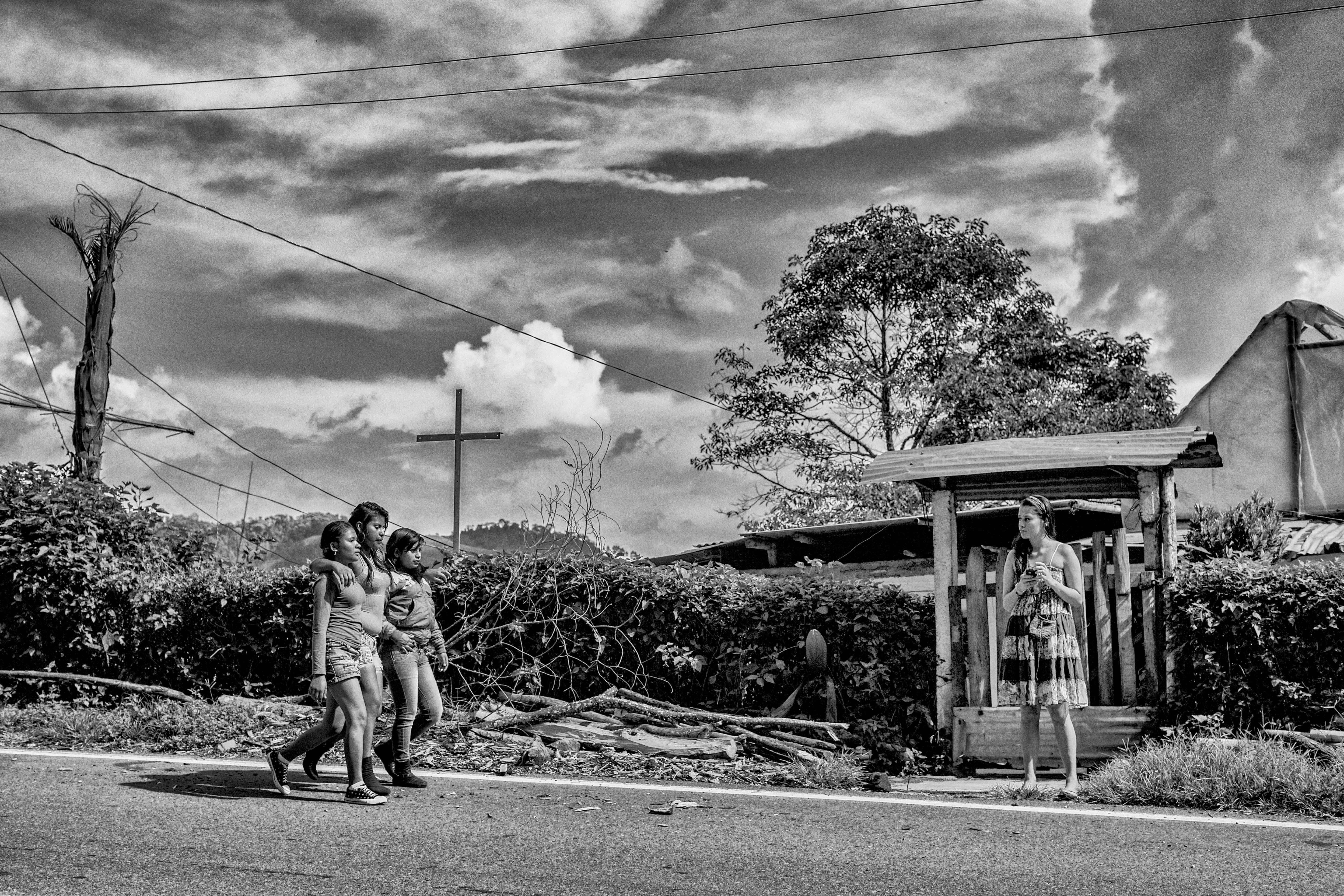 Maritza, Dalia et María sur la route principale menant au centre de réinsertion pour enfants soldats démobilisés. Les jeunes y acquièrent des compétences en agriculture avant de retourner dans leur communauté. Caldas, septembre 2014.<br><i><b>

Maritza, Dalia and María on the main road leading to the support center for demobilized child soldiers where they are taught farming skills before they return to their communities. Caldas, Colombia, September 2014.</b></i>
