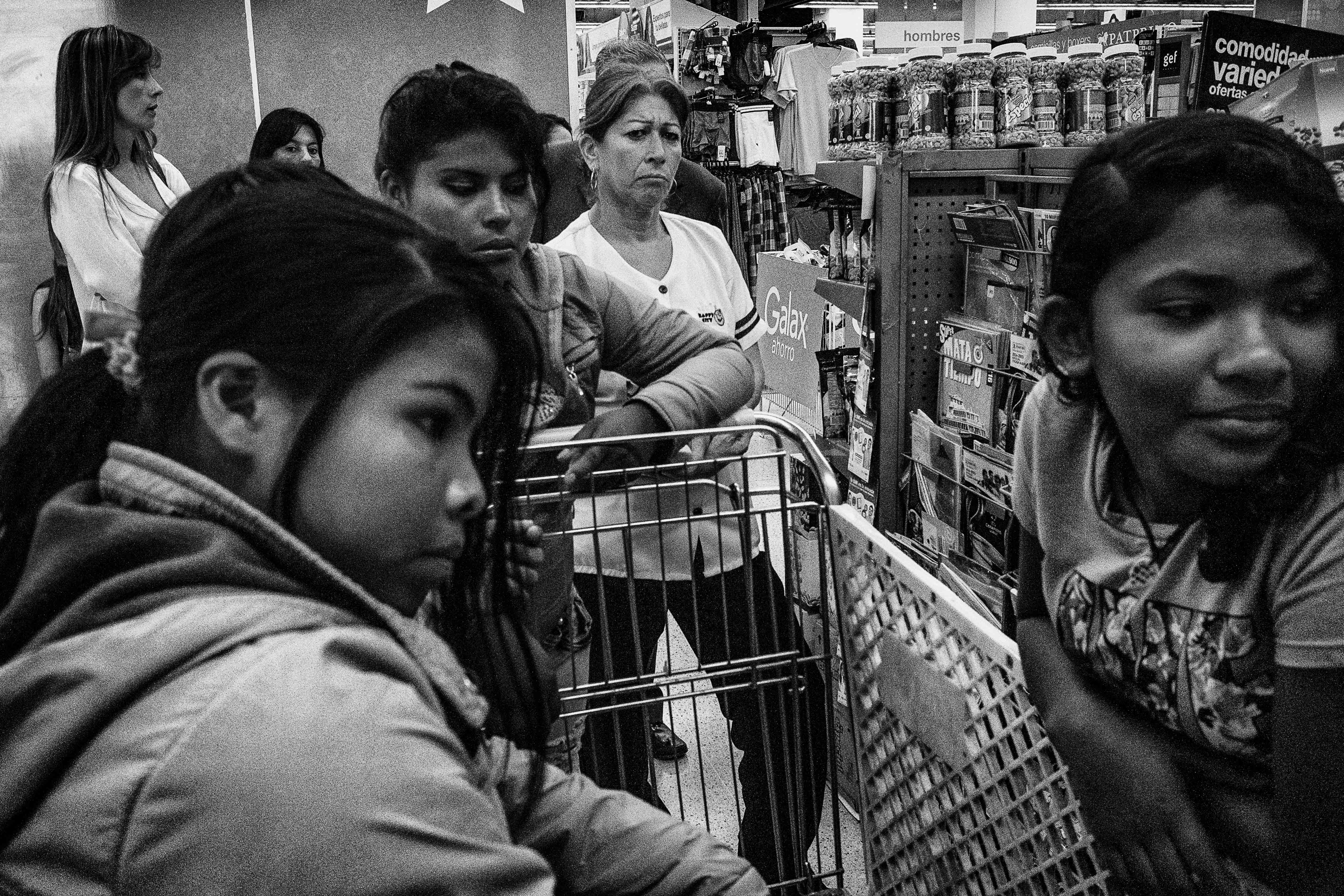 Une femme observe un groupe de filles à la caisse d’un supermarché. Ces filles, de groupes ethniques différents, ont été recrutées par les FARC (Forces armées révolutionnaires de Colombie) lorsqu’elles étaient très jeunes. Manizales, mars 2015.
<br><i><b>
A woman keeping an eye on a group of girls at a supermarket checkout. The girls, from different indigenous ethnic groups, were recruited by the FARC at a young age. Manizales, March 2015.</b></i>
