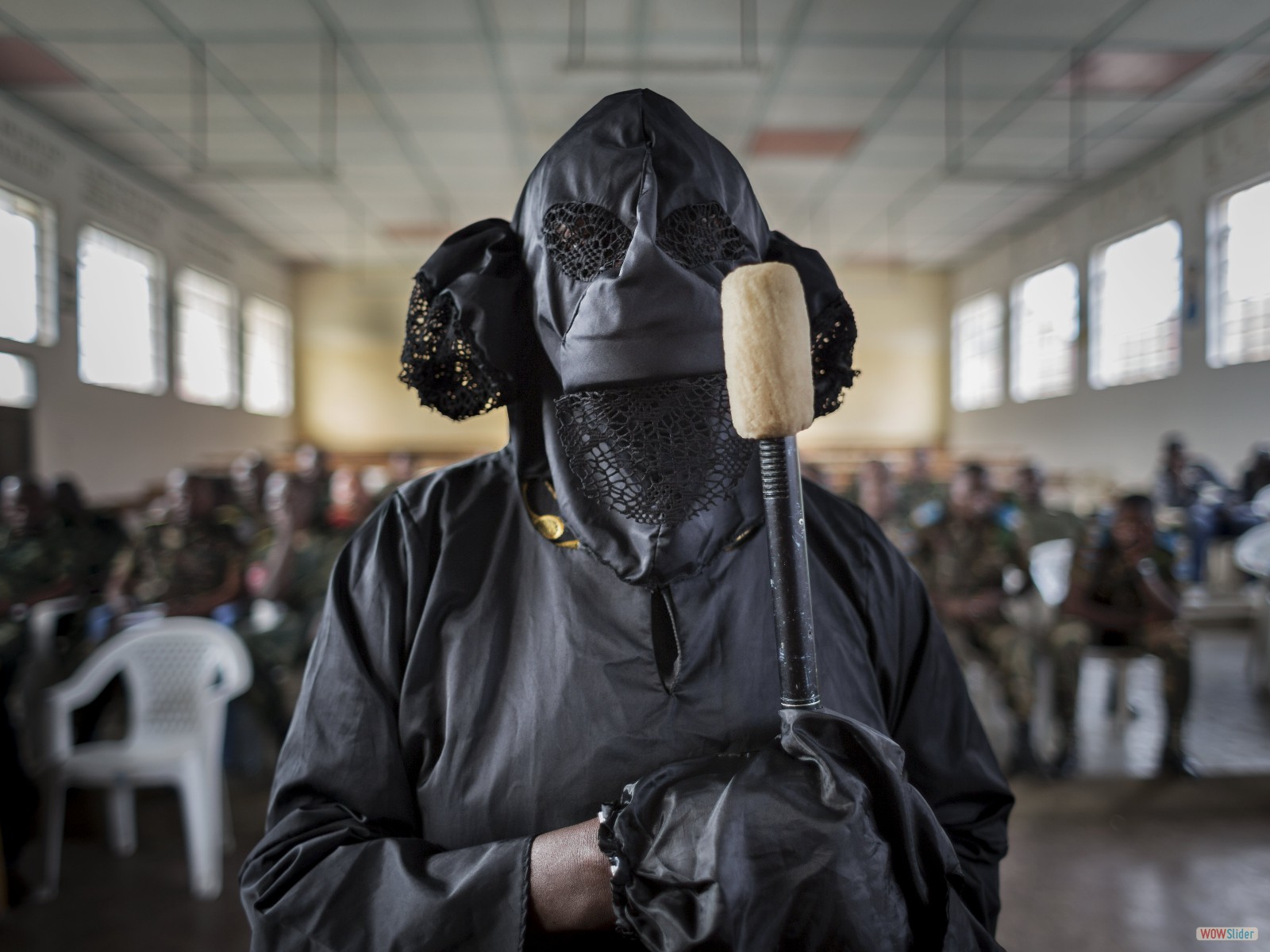 Témoignage de l’une des victimes. En novembre 2012, des soldats ont attaqué sa maison et l’ont violée. Lorsque son mari a découvert qu’elle avait été violée, il est parti et n’est jamais revenu.

A victim testifying. In November 2012, soldiers attacked her home and raped her. When her husband discovered she had been raped, he left, and never returned.
