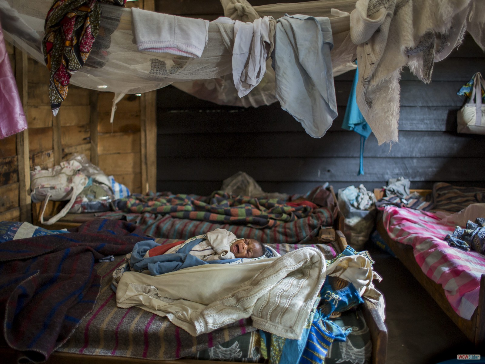 Un nourrisson âgé de deux semaines dans le refuge pour les victimes de violences sexuelles créé par Rebecca Masika Katsuva, elle-même victime de viol. (Village de Buganga, près de Minova.)

A 2-week-old infant at the shelter for victims of sexual violence founded by a rape survivor, Rebecca Masika Katsuva. (Village of Buganga near Minova.)
