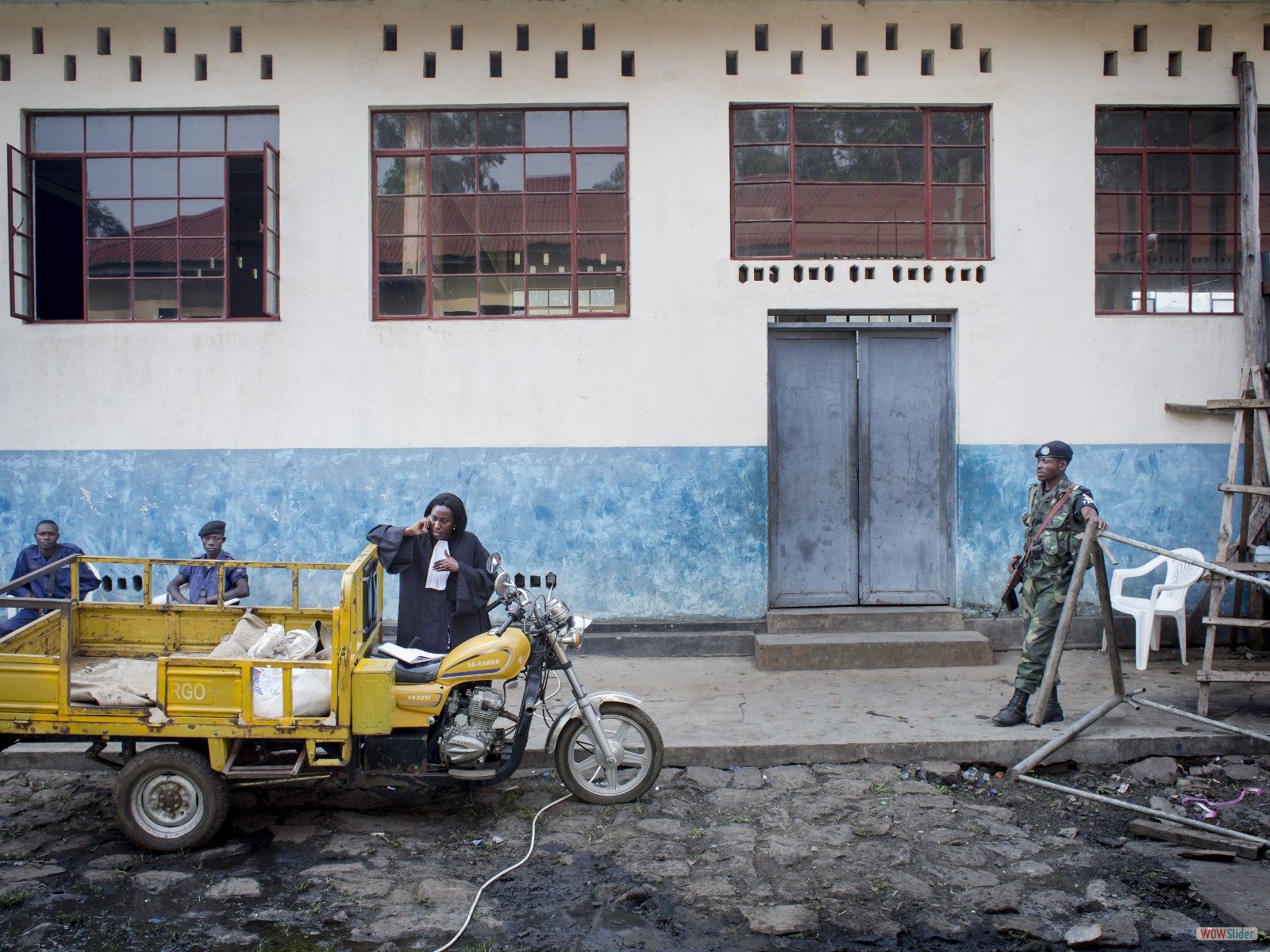 Derrière l’amphithéâtre de l’école, Amani Mirielle Kahatwa, membre de l’équipe de dix procureurs congolais soutenus par l’American Bar Association (barreau américain). Tous ont reçu des menaces.

Behind the school auditorium, Amani Mirielle Kahatwa, one of the team of ten Congolese prosecutors, supported by the American Bar Association. All received threats.

