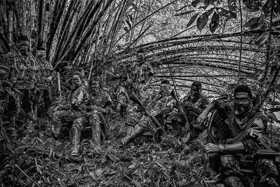 <p class='fr'>
	Des membres de l’ELN (Ejercito de Liberación Nacional), l’Armée de libération nationale, s’entraînent dans leur camp. Le front Che Guevara patrouille le long de la côte, une zone stratégique pour les exportations de cocaïne via l’océan Pacifique. Chocó, février 2014.
	</p> <p class='en'>
	Members of the ELN (Ejercito de Liberación Nacional) at their camp. The Che Guevara front operates along the coast, patrolling key corridors for cocaine exports via the Pacific Ocean. Chocó, Colombia, February 2014.
	</p>