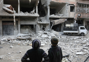  <p class='fr'>
	Des enfants regardent l’immeuble où ils vivaient, après un tir de missile dans la ville d’Arbin, tenue par les rebelles. Ghouta orientale, 18 janvier 2018.

	</p> <p class='en'>
	Children looking at the building where they lived, after a missile attack on the rebel-held town of Arbin. Eastern Ghouta, January 18, 2018.

	</p>