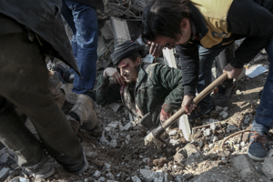  <p class='fr'>
	Des bénévoles de la Défense civile syrienne extraient Abu Abdallah des décombres après une frappe aérienne. Saqba, Ghouta orientale, 9 janvier 2018.

	</p> <p class='en'>
	Syrian Civil Defense volunteers digging Abu Abdallah of the rubble after an airstrike. Saqba, eastern Ghouta, January 9, 2018.

	</p>