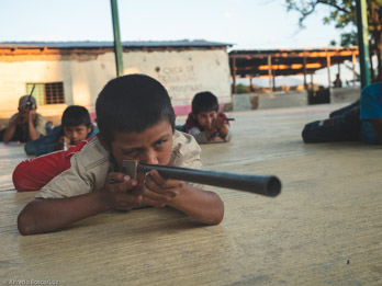  <p class='fr'>
Entraînement  d’enfants. Après avoir été attaqués de nombreuses fois en 2019 par un cartel, le groupe d’auto-défense a décidé de former les enfants à la défense armée.
Mexique, Guerrero, Ayahualtempa, 13/01/20

	</p> <p class='en'>
Children training. After being attacked several times in 2019 by a cartel, the village community police has decided to involve children into armed defense training. Mexico; Guerrero; Ayahualtempa; 13/01/20	</p>
  </a>
  
       <a href=