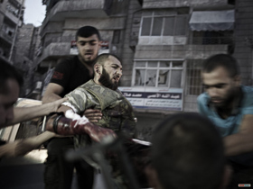  <p class='fr'>
	Un combattant de l’ASL, blessé sur un des fronts de la ville, est évacué en urgence vers un hôpital de campagne.
	</p> <p class='en'>
	A Free Syrian Army fighter wounded on one of the frontlines in the city is rushed to a field hospital.

	</p>