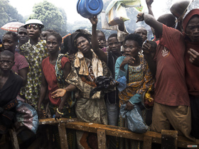  <p class='fr'>
	Des déplacés protestent contre le manque de nourriture dans le camp de Don Bosco qui abrite près de 18 000 personnes ayant fui les violences entre Séléka et anti-balaka à Bangui.

	</p> <p class='en'>
	Displaced persons protesting against the shortage of food at Don Bosco camp, housing 18 000 people who fled Bangui because of violence between Seleka and anti-Balaka fighters.

	</p>