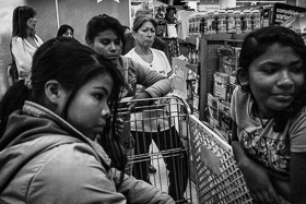  <p class='fr'>
	Une femme observe un groupe de filles à la caisse d’un supermarché. Ces filles, de groupes ethniques différents, ont été recrutées par les FARC (Forces armées révolutionnaires de Colombie) lorsqu’elles étaient très jeunes. Manizales, mars 2015.
	</p> <p class='en'>
	A woman keeping an eye on a group of girls at a supermarket checkout. The girls, from different indigenous ethnic groups, were recruited by the FARC at a young age. Manizales, March 2015.
	</p>