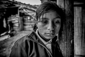  <p class='fr'>
	Eudalia (16 ans) dans l’exploitation familiale dans la montagne. Lorsqu’elle avait 14 ans, une amie l’a convaincue de rejoindre les FARC, mais elle n’est restée que trois jours au camp. Elle appartient au peuple Nasa et les autorités autochtones ont exigé qu’elle leur soit rendue. Elle a ensuite été envoyée dans un centre pour enfants soldats démobilisés à Caldas pour éviter tout nouveau recrutement. Cauca, avril 2016.
	</p> <p class='en'>
	Eudalia (16) at her family farm in the mountains. When she was 14, a friend persuaded her to join the FARC, but she stayed at the camp for only three days. She is a Nasa, and the Indigenous Authorities demanded that she be handed over. She was sent to a center for demobilized children in Caldas to prevent her from being recruited again. Cauca, April 2016.
	</p>