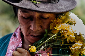 Ayacucho, 2016 <p class='fr'>
	Pèlerinage au cimetière pour se recueillir auprès de ses proches assassinés.
	</p> <p class='en'>
	On a pilgrimage to the cemetery to commemorate her murdered relatives.
	</p>