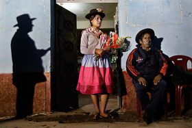 Ayacucho, 2017 <p class='fr'>
	Une jeune femme de Cayara apporte des fleurs pour honorer les morts.
	</p> <p class='en'>
	A young woman from Cayara taking flowers to commemorate the dead.
	</p>