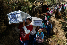 Ayacucho, 2016 <p class='fr'>
	Des femmes accompagnent leurs proches assassinés jusqu’au cimetière.
	</p> <p class='en'>
	Women following their murdered relatives to the cemetery.
	</p>