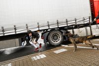  
<p class='fr'>
Un chien renifleur aboie après avoir détecté des migrants cachés sous un camion en direction de l’Irlande. Port de Cherbourg, 2 février 2022.</p> 
<p class='en'>
A sniffer dog detecting migrants stowing away under a truck heading for Ireland. Cherbourg, February 2, 2022.</p>