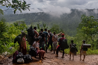 
<p class='fr'>

Des migrants traversent la région du Darién entre la Colombie et le Panama, en route vers les États-Unis.

</p>
 
<p class='en'>

Migrants crossing the Darién Gap, between Colombia and Panama on their way to the United States. 
</p>
