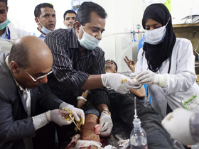  <p class='fr'>

Hommes et femmes yéménites s’affairent ensemble pour dispenser les premiers soins d’urgence aux blessés.


	</p> <p class='en'>
	Men and women work together to provide emergency first aid to the injured.

	</p>