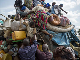  <p class='fr'>
	Des musulmans grimpent sur le toit d’un camion, espérant fuir l’enclave de PK-5 à Bangui où ils sont assiégés depuis plusieurs mois par des anti-balaka. Pour des raisons de sécurité, le camion ne partira pas.
	</p> <p class='en'>
	Muslims climbing onto a truck, hoping to leave the PK-5 neighborhood in Bangui where the anti-Balaka had kept them under siege for months. The truck could not proceed, as it was unsafe.

	</p>