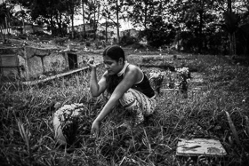  <p class='fr'>
	Melida (20 ans) et sa fille de 9 mois dans leur maison. Melida a été recrutée à l’âge de 9 ans par trois membres des FARC qui l’ont attirée en lui promettant des repas. Caldas, avril 2016.
	</p> <p class='en'>
	Melida (20) visiting the unmarked grave of her cousin Leila Fabiana who was also a child FARC recruit. They were reunited in a support center for demobilized child soldiers, but Leila committed suicide shortly after leaving the center. Caldas, Colombia, April 2016.
	</p>