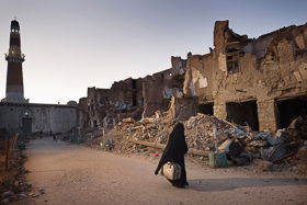 Saada, Yemen – 2017, Oct:  <p class='fr'>Une femme fuie avec sa valise le fief houthi, déclarée zone de guerre et cible de bombardements aériens réguliers et très meurtriers.</p> <p class='en'>
A woman is fleeing with her suitcase Saada. The city, houthi stronghold, was declered war zone and it's targeted very often by lethal airstrikes.</p>
