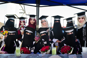 Sanaa, Yemen- 2017, Nov: 
<p class='fr'>Les filles sont désormais plus nombreuses dans les Universités de Sciences, IT, Droit. Les femmes sont prêtes à endosser de nouveaux rôle décisifs, sortir du carcan traditionnel. De jeunes diplômées célèbrent l’obtention de leurs diplômes dans un restaurant à Sanaa. </p> <p class='en'>Girls are outnumbering boys in IT, Sciences, Law universities. Ready to have a playing role in Yemeni traditional society. Newly graduated girls are celebrating in a restaurant in Sanaa.</p>